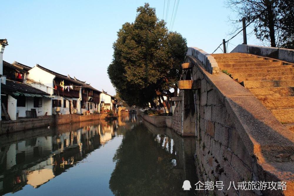 小区里面地下停车库是一间一间的，然自家合理安排使用，然后安装了门，现在物业说违反了物业管理法77条游戏画面